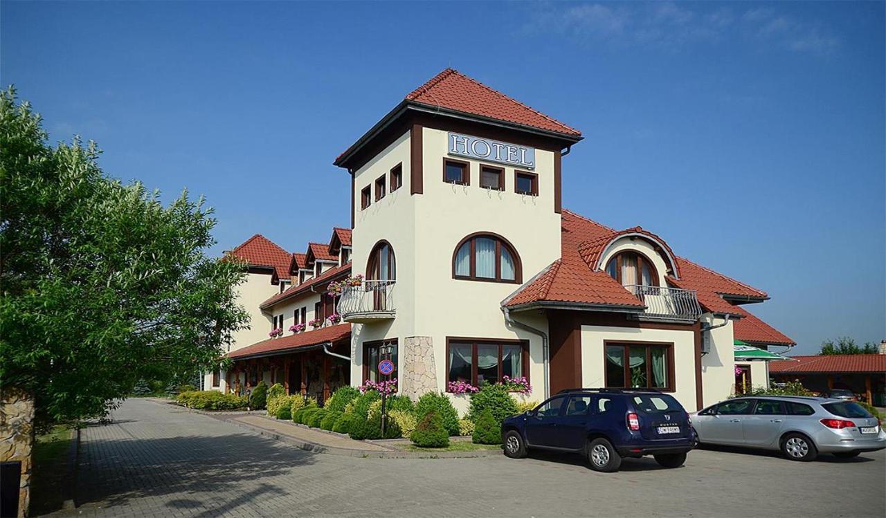 Hotel Tyniecki Krasków Dış mekan fotoğraf